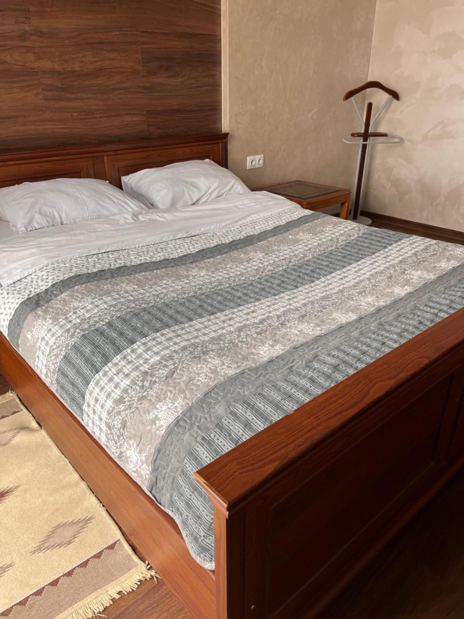 Lutsk, Double-Room Apartments Buitenkant foto